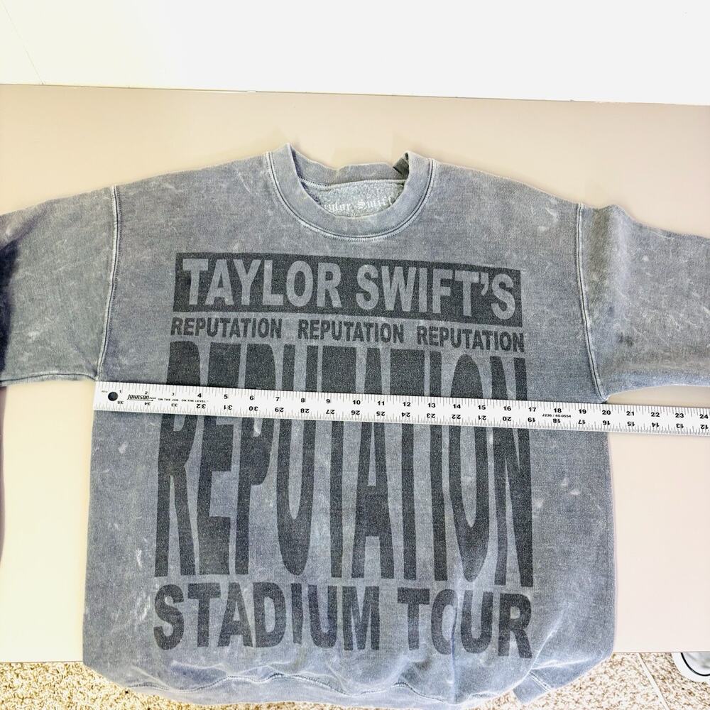 Taylor Swift Reputation Stadium Tour Crewneck Sweatshirt Grey Black Worn Size M - Picture 4 of 5